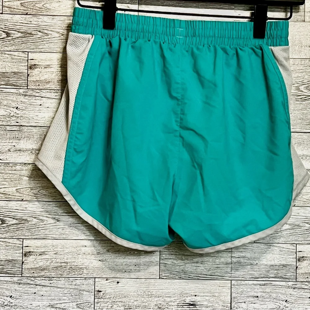 Under Armor Ladies Running Shorts w/inside. Vented‎ sides for airflow. Size-XS